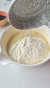 Bananenbrot mit Schokolade, saftig und einfach Bananenbrot mit Schokolade, saftig und einfach Saftiges Bananenbrot Schritt 13 Mehl Zum Teig Sieben