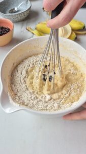 Bananenbrot mit Schokolade, saftig und einfach Bananenbrot mit Schokolade, saftig und einfach Saftiges Bananenbrot Schritt 15 Teig Rühren Mit Schneebesen
