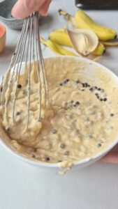 Bananenbrot mit Schokolade, saftig und einfach Bananenbrot mit Schokolade, saftig und einfach Saftiges Bananenbrot Schritt 16 Teig Mit Schokostückchen Verrühren