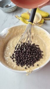 Bananenbrot mit Schokolade, saftig und einfach Bananenbrot mit Schokolade, saftig und einfach Saftiges Bananenbrot Schritt 18 Schokoladentropfen In Teig Geben