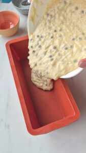 Bananenbrot mit Schokolade, saftig und einfach Saftiges Bananenbrot Schritt 19 Teig In Backform Giessen