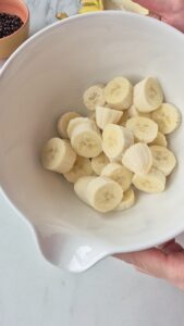 Bananenbrot mit Schokolade, saftig und einfach Saftiges Bananenbrot Schritt 2 Bananen In Scheiben Geschnitten