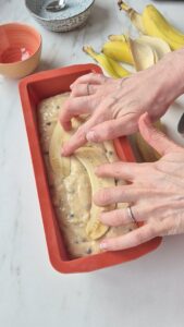 Bananenbrot mit Schokolade, saftig und einfach Bananenbrot mit Schokolade, saftig und einfach Saftiges Bananenbrot Schritt 21 Bananen In Teig Drücken