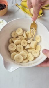 Bananenbrot mit Schokolade, saftig und einfach Bananenbrot mit Schokolade, saftig und einfach Saftiges Bananenbrot Schritt 3 Bananen In Scheiben Schneiden
