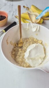 Bananenbrot mit Schokolade, saftig und einfach Bananenbrot mit Schokolade, saftig und einfach Saftiges Bananenbrot Schritt 4 Bananen Teig Mit Schmand Mischen
