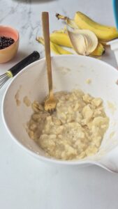 Bananenbrot mit Schokolade, saftig und einfach Bananenbrot mit Schokolade, saftig und einfach Saftiges Bananenbrot Schritt 5 Bananen Zerdrücken In Schüssel