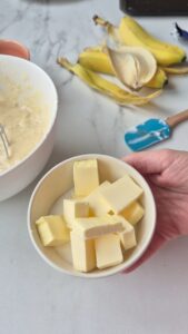 Bananenbrot mit Schokolade, saftig und einfach Saftiges Bananenbrot Schritt 7 Butter In Stücke Geschnitten