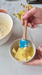 Bananenbrot mit Schokolade, saftig und einfach Saftiges Bananenbrot Schritt 8 Butter Schmelzen In Schüssel