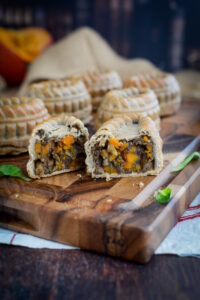 Vegane mini Pâtés en croûte mit Linsen, Pilzen und Kürbis (herzhafte Pasteten)