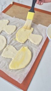 Steinpilze im Blätterteig, festliche Vorspeise Blätterteig Vorspeise Schritt 13 Blätterteig Mit Ei Bestreichen