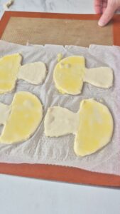 Steinpilze im Blätterteig, festliche Vorspeise Steinpilze im Blätterteig, festliche Vorspeise Blätterteig Vorspeise Schritt 14 Blätterteig Zuschnitte Auf Backpapi