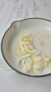 Steinpilze im Blätterteig, festliche Vorspeise Steinpilze im Blätterteig, festliche Vorspeise Blätterteig Vorspeise Schritt 20 Zwiebeln In Pfanne Andünsten