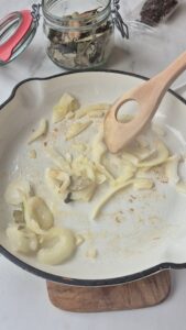 Steinpilze im Blätterteig, festliche Vorspeise Steinpilze im Blätterteig, festliche Vorspeise Blätterteig Vorspeise Schritt 21 Zwiebeln In Sahne Anbraten