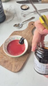 Steinpilze im Blätterteig, festliche Vorspeise Steinpilze im Blätterteig, festliche Vorspeise Blätterteig Vorspeise Schritt 28 Schwarze Lebensmittelfarbe Eintraufe