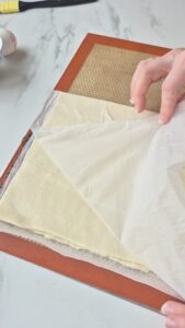 Steinpilze im Blätterteig, festliche Vorspeise Steinpilze im Blätterteig, festliche Vorspeise Blätterteig Vorspeise Schritt 4 Blätterteig Dreiecke Zuschneiden