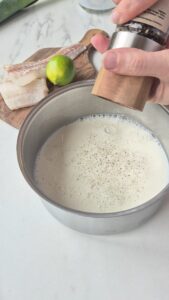 Zarter Fisch mit Vanille und Limette Zarter Fisch mit Vanille und Limette Fisch Mit Vanille Und Limette Schritt 3 Milch Mit Pfeffer Würzen