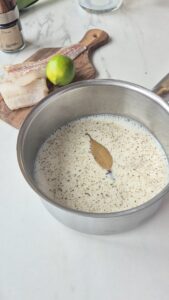 Zarter Fisch mit Vanille und Limette Zarter Fisch mit Vanille und Limette Fisch Mit Vanille Und Limette Schritt 4 Milch Mit Lorbeer Im Topf