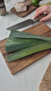 Zarter Fisch mit Vanille und Limette Fisch Mit Vanille Und Limette Schritt 7 Lauch Vorbereiten Auf Schneidebrett