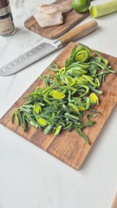 Zarter Fisch mit Vanille und Limette Zarter Fisch mit Vanille und Limette Fisch Mit Vanille Und Limette Schritt 8 Lauchstreifen Auf Schneidebrett