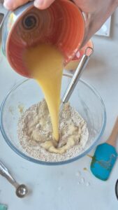 Mini-Lebkuchen mit Schokolade, einfaches Rezept ohne Ei Lebkuchen Schokolade Schritt 11 Flüssigkeit In Mehlmischung Giessen
