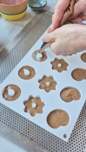 Mini-Lebkuchen mit Schokolade, einfaches Rezept ohne Ei Lebkuchen Schokolade Schritt 17 Lebkuchen Formen Mit Glasur Befüllen