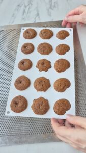 Mini-Lebkuchen mit Schokolade, einfaches Rezept ohne Ei Lebkuchen Schokolade Schritt 19 Mini Lebkuchen Auf Backpapier