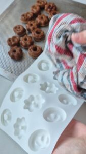 Mini-Lebkuchen mit Schokolade, einfaches Rezept ohne Ei Lebkuchen Schokolade Schritt 21 Silikonform Und Ausgebackene Lebkuchen