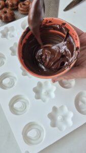 Mini-Lebkuchen mit Schokolade, einfaches Rezept ohne Ei Lebkuchen Schokolade Schritt 22 Schokolade In Silikonform Giessen