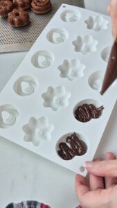 Mini-Lebkuchen mit Schokolade, einfaches Rezept ohne Ei Lebkuchen Schokolade Schritt 23 Schokolade In Silikonform Füllen