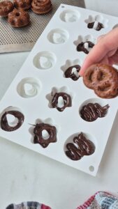 Mini-Lebkuchen mit Schokolade, einfaches Rezept ohne Ei Lebkuchen Schokolade Schritt 24 Mini Lebkuchen Aus Silikonform Lösen