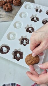 Mini-Lebkuchen mit Schokolade, einfaches Rezept ohne Ei Lebkuchen Schokolade Schritt 25 Lebkuchen In Schokolade Tauchen