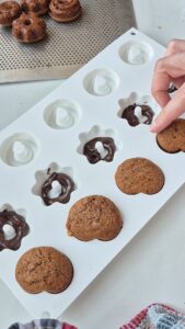 Mini-Lebkuchen mit Schokolade, einfaches Rezept ohne Ei Lebkuchen Schokolade Schritt 26 Mini Lebkuchen In Silikonform Legen