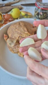 Brathähnchen mit Quitten und Lebkuchengewürz Lebkuchengewurz Hahnchen Schritt 18 Knoblauchzehen In Schüssel Geben