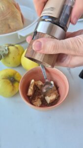 Brathähnchen mit Quitten und Lebkuchengewürz Lebkuchengewurz Hahnchen Schritt 3 Pfeffer Mahlen In Schüssel