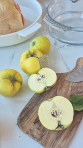 Brathähnchen mit Quitten und Lebkuchengewürz Lebkuchengewurz Hahnchen Schritt 8 Quitten Auf Schneidebrett