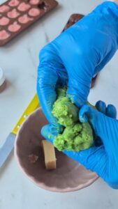 Glücksbringer aus Marzipan selber machen Glücksbringer aus Marzipan selber machen Marzipan Glücksschwein Schritt 10 Marzipan Grün Färben Kneten