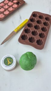Glücksbringer aus Marzipan selber machen Glücksbringer aus Marzipan selber machen Marzipan Glücksschwein Schritt 12 Marzipan Und Silikonform Vorbereite