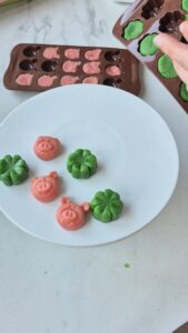 Glücksbringer aus Marzipan selber machen Glücksbringer aus Marzipan selber machen Marzipan Glücksschwein Schritt 16 Marzipan Glücksbringer Aus Form