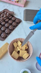 Glücksbringer aus Marzipan selber machen Glücksbringer aus Marzipan selber machen Marzipan Glücksschwein Schritt 2 Marzipan Schneiden In Schüssel