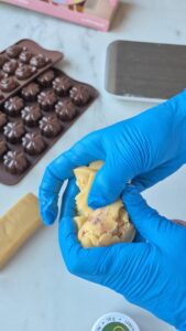 Glücksbringer aus Marzipan selber machen Glücksbringer aus Marzipan selber machen Marzipan Glücksschwein Schritt 3 Marzipan Figur Formen Hände
