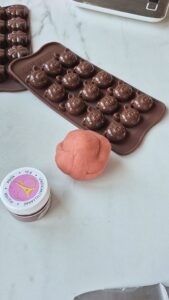 Glücksbringer aus Marzipan selber machen Glücksbringer aus Marzipan selber machen Marzipan Glücksschwein Schritt 5 Marzipan Kugel Und Schokoladenform