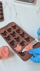 Glücksbringer aus Marzipan selber machen Glücksbringer aus Marzipan selber machen Marzipan Glücksschwein Schritt 7 Marzipan In Schokoladenform Spritzen