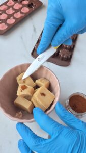 Glücksbringer aus Marzipan selber machen Marzipan Glücksschwein Schritt 9 Marzipan Würfel Mit Messer