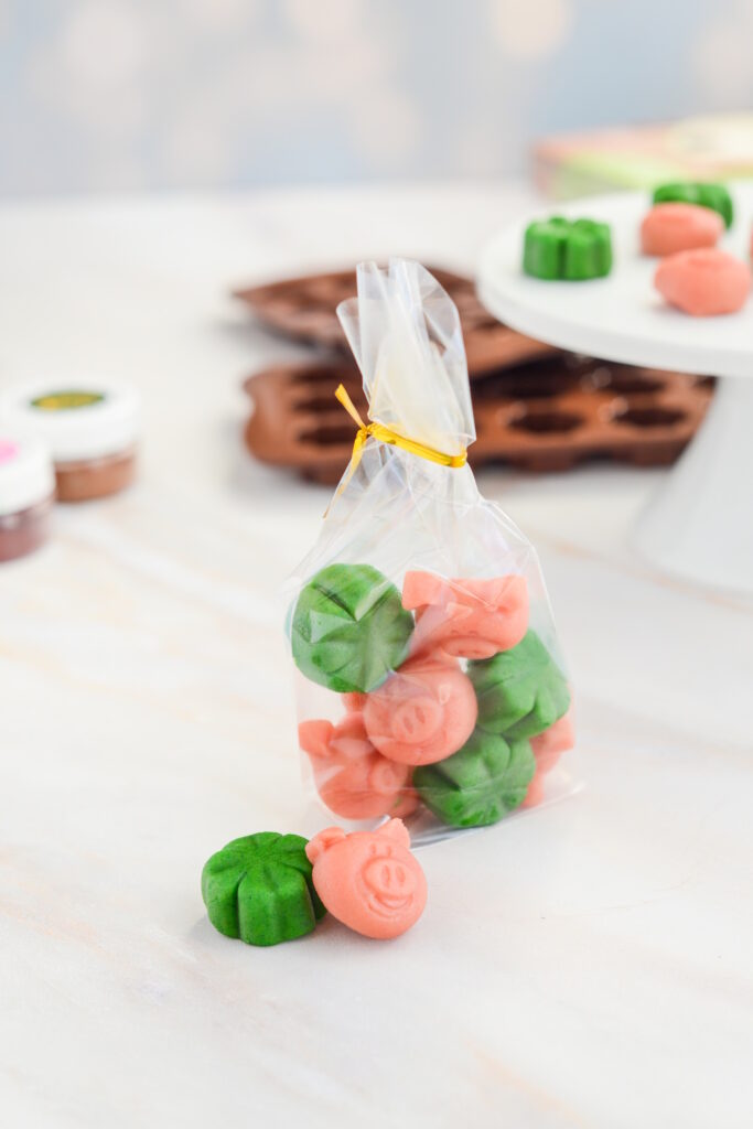 Glücksbringer aus Marzipan selber machen Glücksbringer aus Marzipan selber machen Mitbringsel Glücksbringer Aus Marzipan Schweinchen Klee