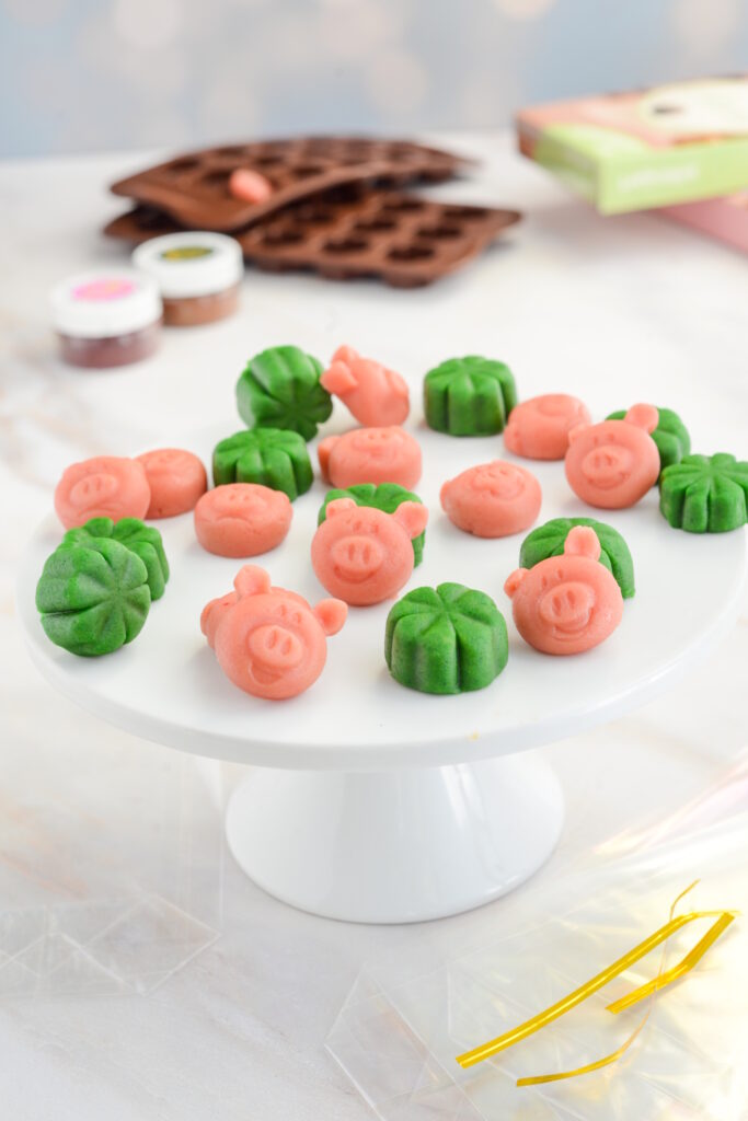 Glücksbringer aus Marzipan selber machen Glücksbringer aus Marzipan selber machen Schweinchen Kleeblatt Marzipan Geschenk