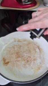 Vegane Bratensauce Vegane Sosse Schritt 1 Mehl In Pfanne Rösten