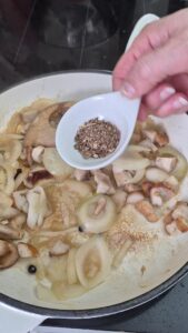 Vegane Bratensauce Vegane Sosse Schritt 10 Gewürze In Pfanne Geben