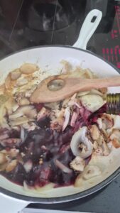 Vegane Bratensauce Vegane Sosse Schritt 11 Zwiebeln Und Pilze Anbraten