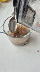 Vegane Bratensauce Vegane Sosse Schritt 14 Sauce In Messbecher Mischen