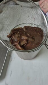 Vegane Bratensauce Vegane Sosse Schritt 31 Pilze In Sieb Abgiessen